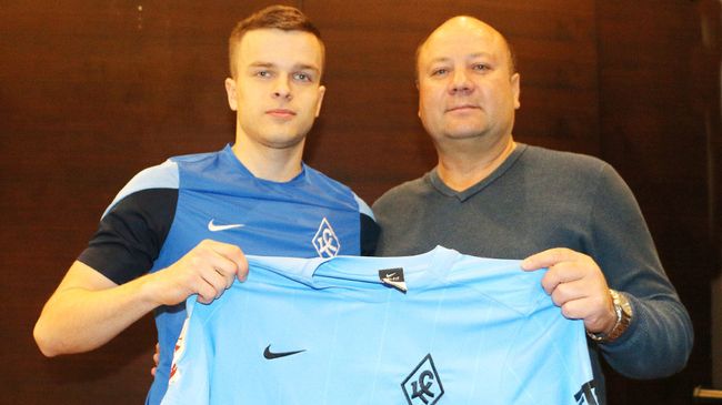 Новичок ФК Крылья Советов Павел Кудряшов (слева) Новичок ФК Крылья Советов Павел Кудряшов (слева)