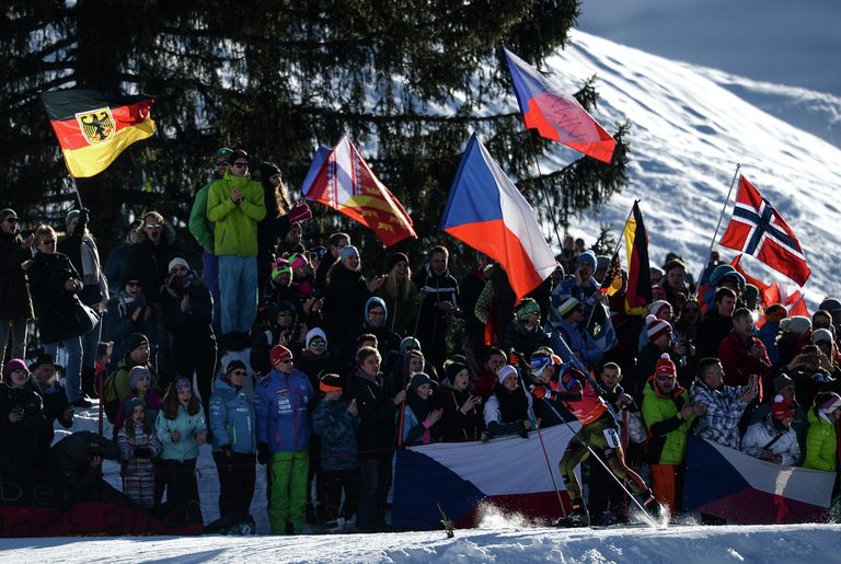 Зрители во время масс-старта среди мужчин на чемпионате мира по биатлону в австрийском Хохфильцене