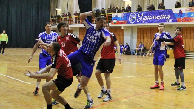 Игровой момент матча чемпионата России по гандболу УГНТУ-ВНЗМ - Сунгуль