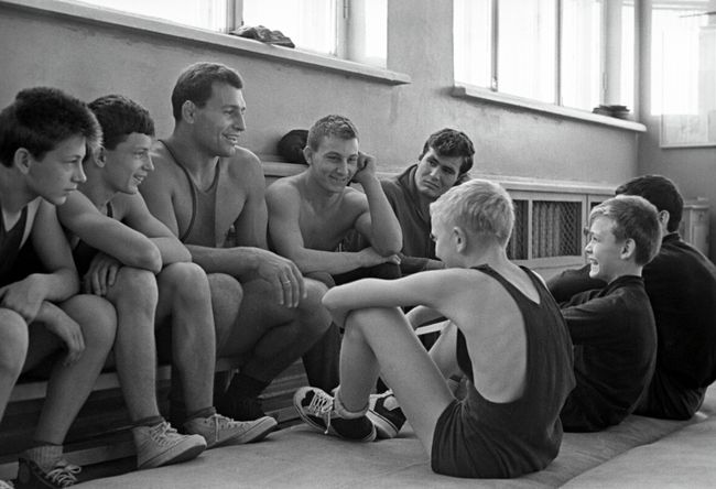 Александр Владимирович Иваницкий - советский борец вольного стиля, Чемпион мира, заслуженный мастер спорта СССР с юными спортсменами Александр Владимирович Иваницкий - советский борец вольного стиля, Чемпион мира, заслуженный мастер спорта СССР с юными спортсменами