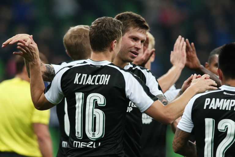 Игроки ФК Краснодар Виктор Классон и Фёдор Смолов (слева направо) Игроки ФК Краснодар Виктор Классон и Фёдор Смолов (слева направо)