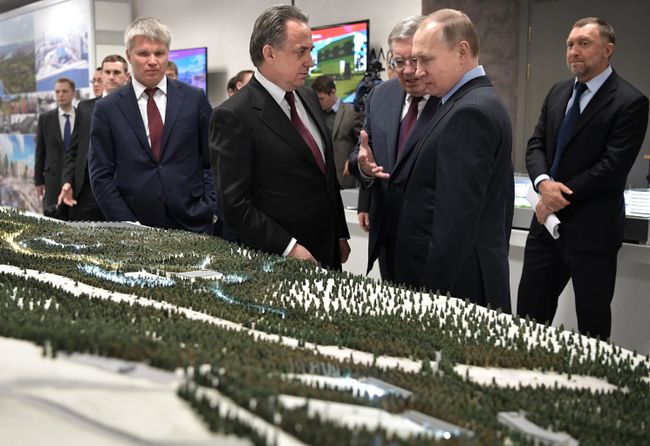 Виталий Мутко и Владимир Путин (слева направо на первом плане) Виталий Мутко и Владимир Путин (слева направо на первом плане)