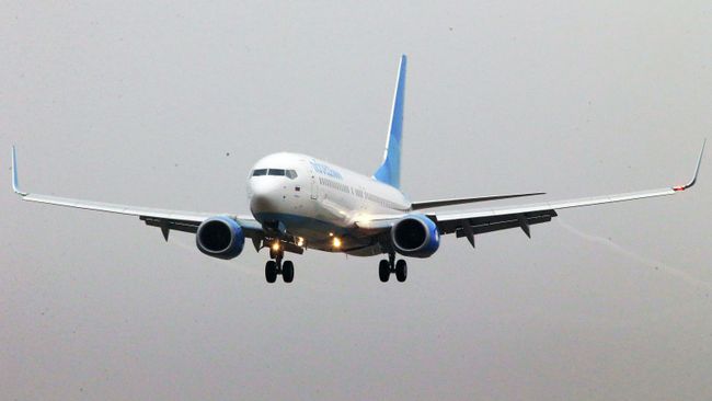 Самолет российской низкобюджетной авиакомпании Победа Самолет российской низкобюджетной авиакомпании Победа
