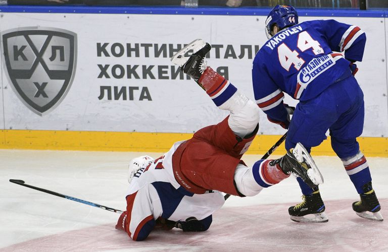 Защитник СКА Егор Яковлев (справа) и защитник Локомотива Михаил Пашнин