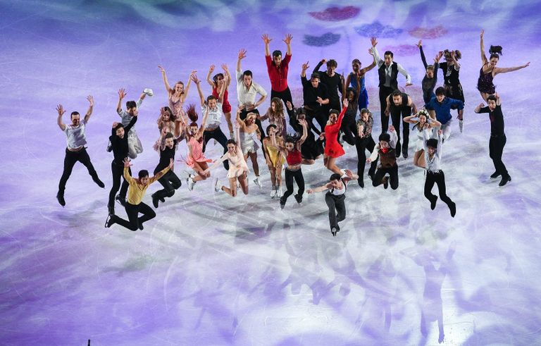 Спортсмены во время показательных выступлений на чемпионате мира по фигурному катанию в Хельсинки Спортсмены во время показательных выступлений на чемпионате мира по фигурному катанию в Хельсинки