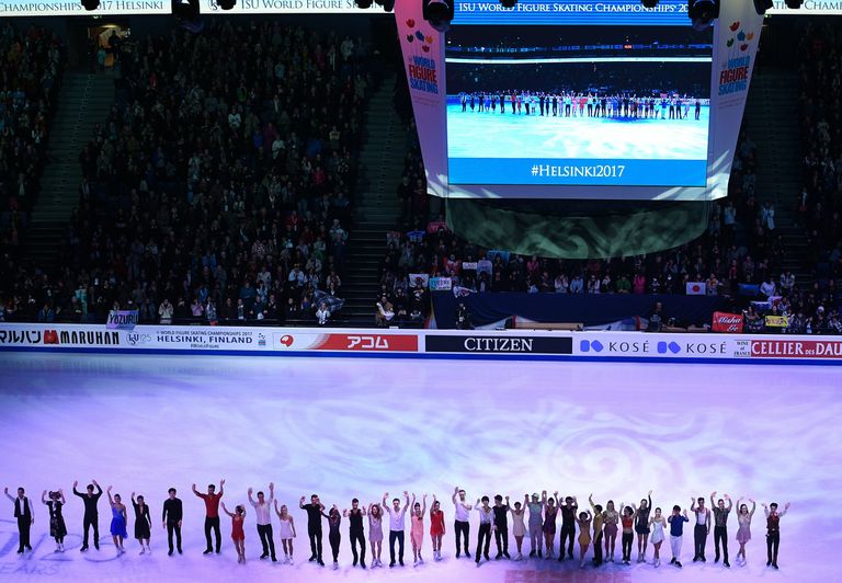Спортсмены во время показательных выступлений на чемпионате мира по фигурному катанию в Хельсинки Спортсмены во время показательных выступлений на чемпионате мира по фигурному катанию в Хельсинки