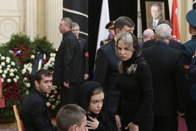 Нападающий Зенита Александр Кержаков (слева)