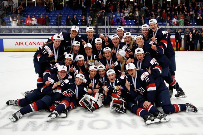 Женская сборная США по хоккею после победы на чемпионате мира 2017 года Женская сборная США по хоккею после победы на чемпионате мира 2017 года