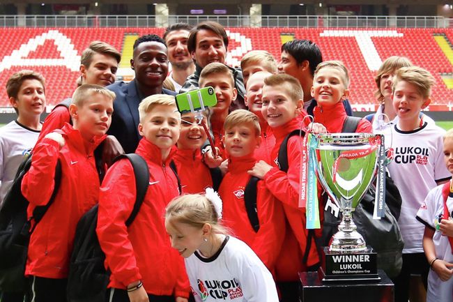 Участники детского футбольного турнира Lukoil Cup Участники детского футбольного турнира Lukoil Cup