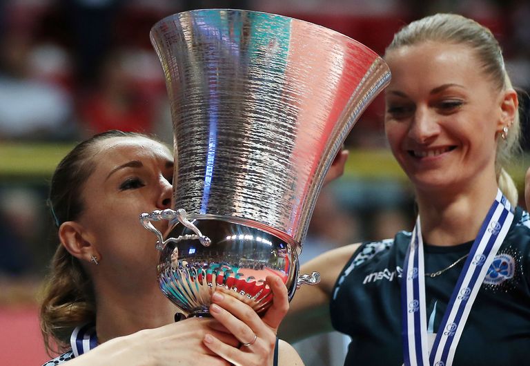 Волейболистки казанского Динамо либеро Елена Ежова и блокирующая Марина Марюхнич (справа) Волейболистки казанского Динамо либеро Елена Ежова и блокирующая Марина Марюхнич (справа)