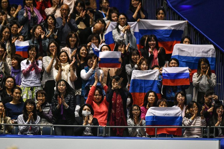 Зрители на командном чемпионате мира по фигурному катанию в Токио