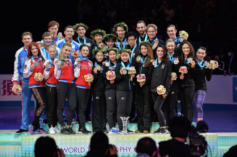 Церемония награждения призеров командного чемпионата мира по фигурному катанию в Токио Церемония награждения призеров командного чемпионата мира по фигурному катанию в Токио