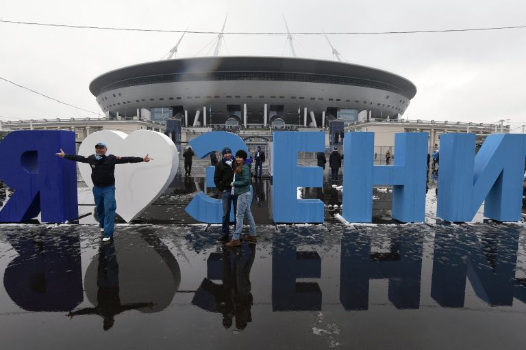 Болельщики у стадиона Санкт-Петербург Арена Болельщики у стадиона Санкт-Петербург Арена