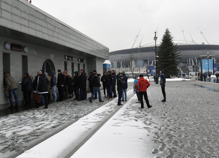 Болельщики покупают билеты у стадиона Санкт-Петербург Арена Болельщики покупают билеты у стадиона Санкт-Петербург Арена