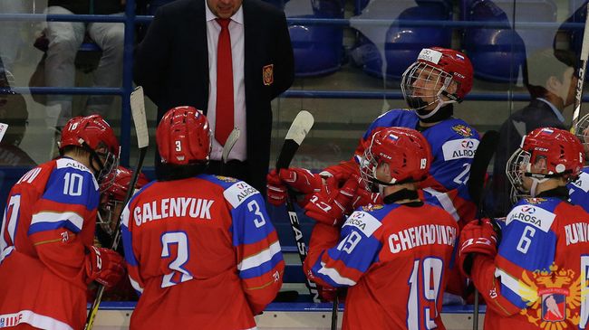 Главный тренер юниорской сборной России по хоккею Сергей Голубович