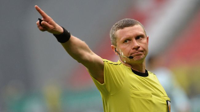 Главный судья Владимир Сельдяков Главный судья Владимир Сельдяков