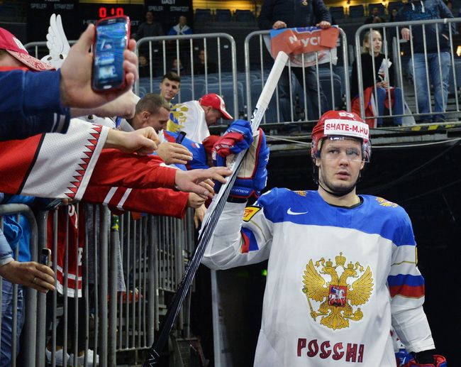 Болельщики приветствуют форварда сборной России Евгения Дадонова Болельщики приветствуют форварда сборной России Евгения Дадонова
