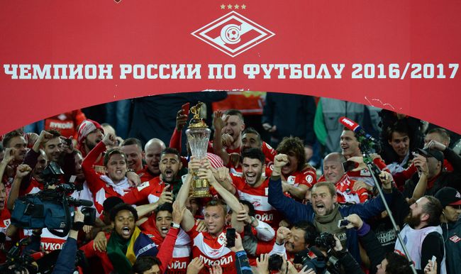Игроки Спартака на церемонии вручения кубка чемпионов России Игроки Спартака на церемонии вручения кубка чемпионов России