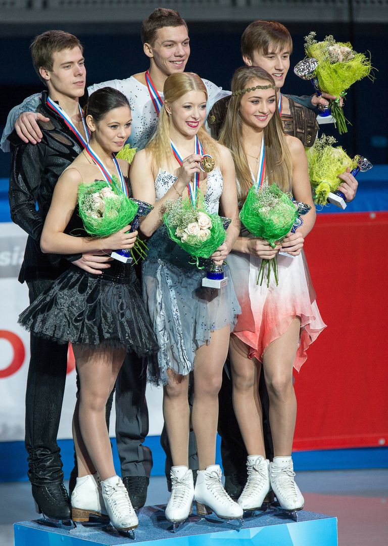 Призеры чемпионата России-2013 по фигурному катанию в Сочи в танцах на льду на церемонии награждения слева направо: Елена Ильиных и Никита Кацалапов, завоевавшие серебряные медали, Екатерина Боброва и Дмитрий Соловьев, завоевавшие золотые медали, и Виктория Синицина и Руслан Жиганшин, завоевавшие бронзовые медали Призеры чемпионата России-2013 по фигурному катанию в Сочи в танцах на льду на церемонии награждения слева направо: Елена Ильиных и Никита Кацалапов, завоевавшие серебряные медали, Екатерина Боброва и Дмитрий Соловьев, завоевавшие золотые медали, и Виктория Синицина и Руслан Жиганшин, завоевавшие бронзовые медали