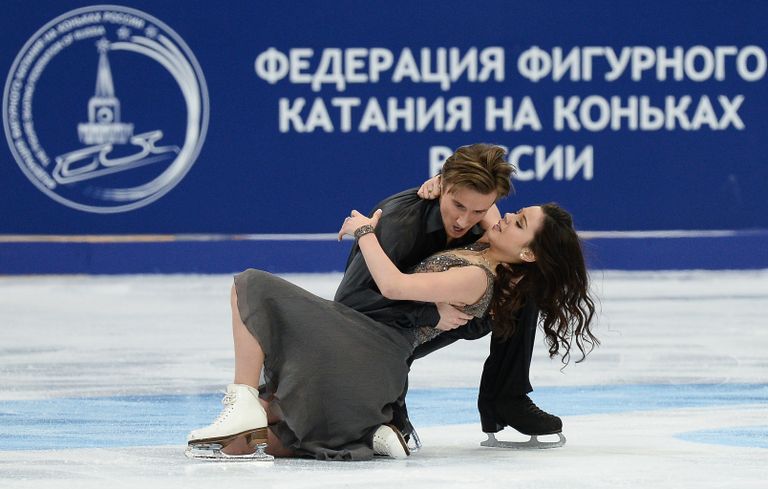Российские фигуристы Елена Ильиных и Руслан Жиганшин выступают в произвольной программе танцев на льду на четвертом этапе Гран-при по фигурному катанию в Москве в ноябре 2014 года Российские фигуристы Елена Ильиных и Руслан Жиганшин выступают в произвольной программе танцев на льду на четвертом этапе Гран-при по фигурному катанию в Москве в ноябре 2014 года