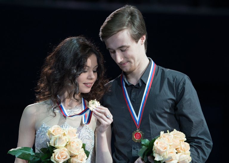 Российские фигуристы Елена Ильиных и Руслан Жиганшин после победы на чемпионате России в декабре 2014 года Российские фигуристы Елена Ильиных и Руслан Жиганшин после победы на чемпионате России в декабре 2014 года