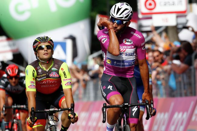 Колумбийский велогонщик команды Quick-Step Floors Фернандо Гавирия (справа) Колумбийский велогонщик команды Quick-Step Floors Фернандо Гавирия (справа)