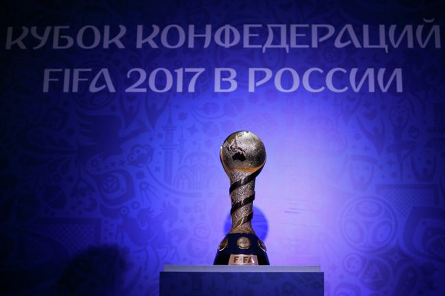 Главный трофей Кубка конфедераций на церемонии открытия Парка Кубка Конфедераций-2017 в Санкт-Петербурге