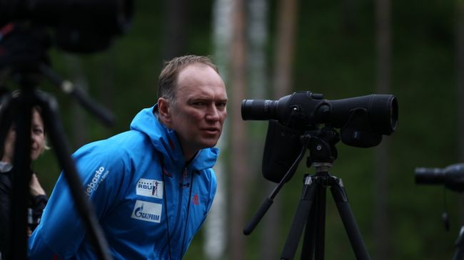Старший тренер женской сборной России по биатлону Сергей Коновалов
