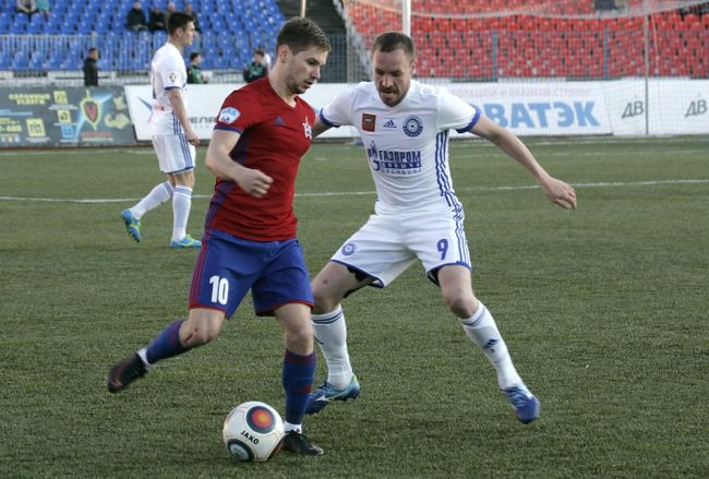 Форвард ФК СКА-Хабаровск Владислав Никифоров (слева) и полузащитник ФК Оренбург Владимир Парняков Форвард ФК СКА-Хабаровск Владислав Никифоров (слева) и полузащитник ФК Оренбург Владимир Парняков