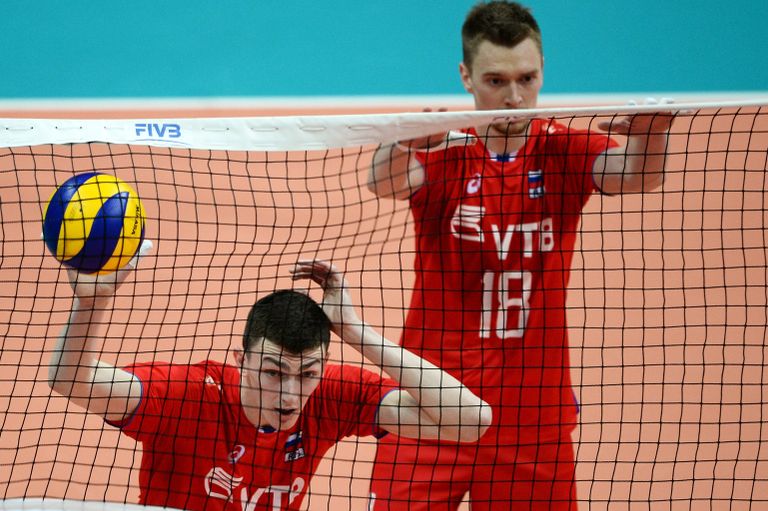 Центральный блокирующий сборной России Ильяс Куркаев (слева)