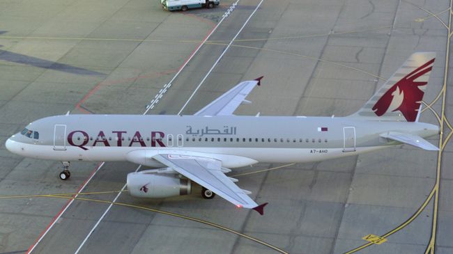 Пассажирский самолет Airbus A320 авиакомпании государства Катар Qatar Airways