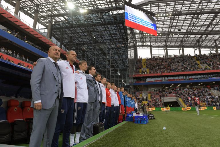 Главный тренер сборной России Станислав Черчесов (слева) Главный тренер сборной России Станислав Черчесов (слева)