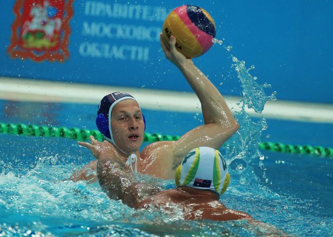 Игроки в матче мужского суперфинала мировой лиги по водному поло между сборными России и Австралии