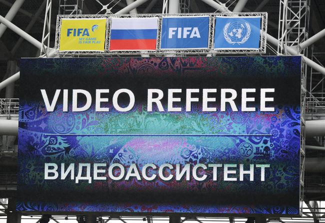 Сообщение о работе видеоассистента на табло стадиона Спартак во время матча за третье место Кубка конфедераций-2017 между сборными Португалии и Мексики