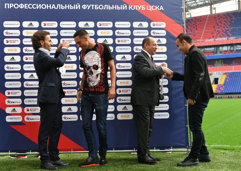 Генеральный директор ПФК ЦСКА Роман Бабаев, полузащитник ЦСКА Георги Миланов, президент Российской футбольной премьер-лиги Сергей Прядкин и хавбек ЦСКА Бибрас Натхо (слева направо) Генеральный директор ПФК ЦСКА Роман Бабаев, полузащитник ЦСКА Георги Миланов, президент Российской футбольной премьер-лиги Сергей Прядкин и хавбек ЦСКА Бибрас Натхо (слева направо)