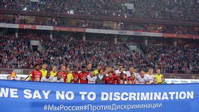 Футболисты Локомотива и Спартака перед началом матча за Суперкубок России Футболисты Локомотива и Спартака перед началом матча за Суперкубок России