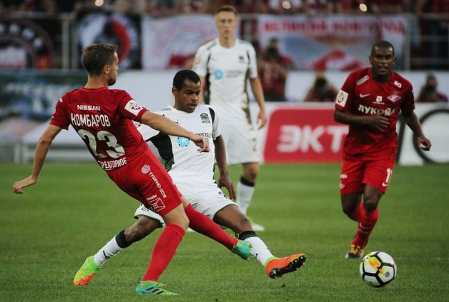 Полузащитник ФК Спартак Дмитрий Комбаров (слева)