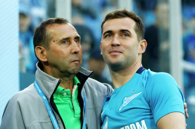 Игрок ФК Зенит Александр Кержаков (справа) с отцом Анатолием Кержаковым