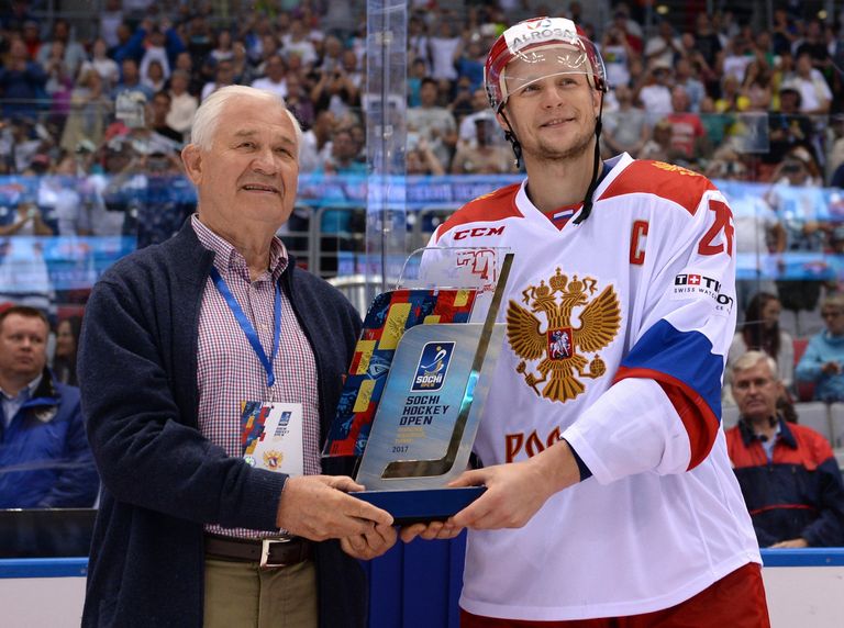 Капитан олимпийской сборной России Евгений Кетов (справа) с кубком турнира Sochi Hockey Open и прославленный хоккеист и тренер Владимир Юрзинов Капитан олимпийской сборной России Евгений Кетов (справа) с кубком турнира Sochi Hockey Open и прославленный хоккеист и тренер Владимир Юрзинов