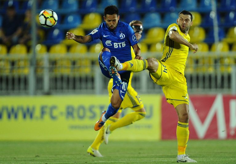 Полузащитник Ростова Александр Гацкан и хавбек Динамо Александр Зотов (справа налево) Полузащитник Ростова Александр Гацкан и хавбек Динамо Александр Зотов (справа налево)