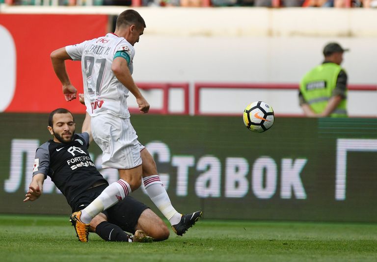 Форвард Тосно Георгий Мелкадзе (слева) и полузащитник Локомотива Игорь Денисов Форвард Тосно Георгий Мелкадзе (слева) и полузащитник Локомотива Игорь Денисов
