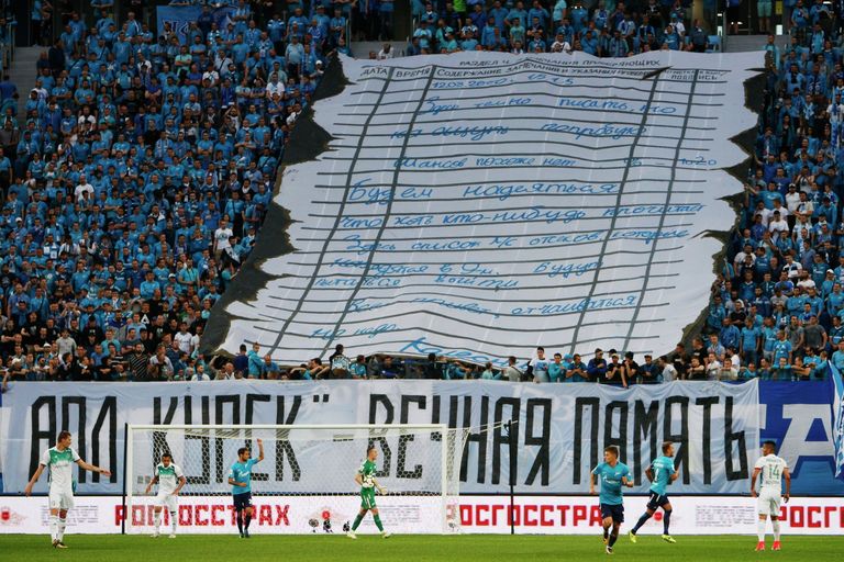 Болельщики ФК Зенит вывесили баннеры в память о погибших на подлодке Курск Болельщики ФК Зенит вывесили баннеры в память о погибших на подлодке Курск