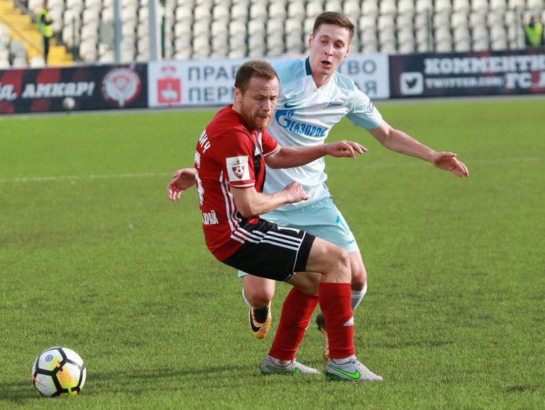 Полузащитники Амкара Сергей Баланович (слева) и Зенита Далер Кузяев Полузащитники Амкара Сергей Баланович (слева) и Зенита Далер Кузяев