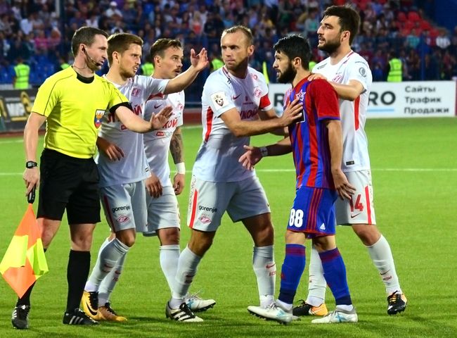 Игроки ФК Спартак Джано Ананидзе, Андрей Ещенко, Денис Глушаков, игрок ФК СКА-Хабаровск Георгий Наваловский и защитник Спартака Георгий Джикия (слева направо) Игроки ФК Спартак Джано Ананидзе, Андрей Ещенко, Денис Глушаков, игрок ФК СКА-Хабаровск Георгий Наваловский и защитник Спартака Георгий Джикия (слева направо)