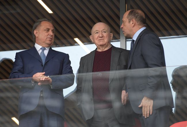 Заместитель председателя правительства РФ Виталий Мутко, первый вице-президент Российского футбольного союза Никита Симонян и президент Российской футбольной премьер-лиги Сергей Прядкин (слева направо) Заместитель председателя правительства РФ Виталий Мутко, первый вице-президент Российского футбольного союза Никита Симонян и президент Российской футбольной премьер-лиги Сергей Прядкин (слева направо)