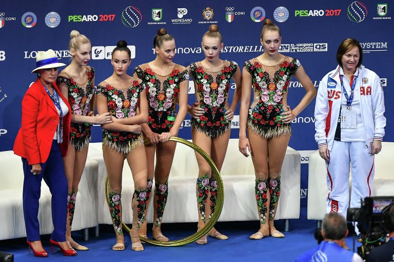 Спортсменки сборной России после выполнения упражнений с обручем Спортсменки сборной России после выполнения упражнений с обручем