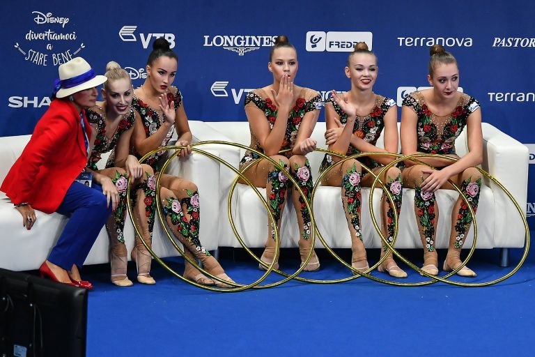 Спортсменки сборной России и президент Всероссийской федерации художественной гимнастики Ирина Винер-Усманова (слева) Спортсменки сборной России и президент Всероссийской федерации художественной гимнастики Ирина Винер-Усманова (слева)