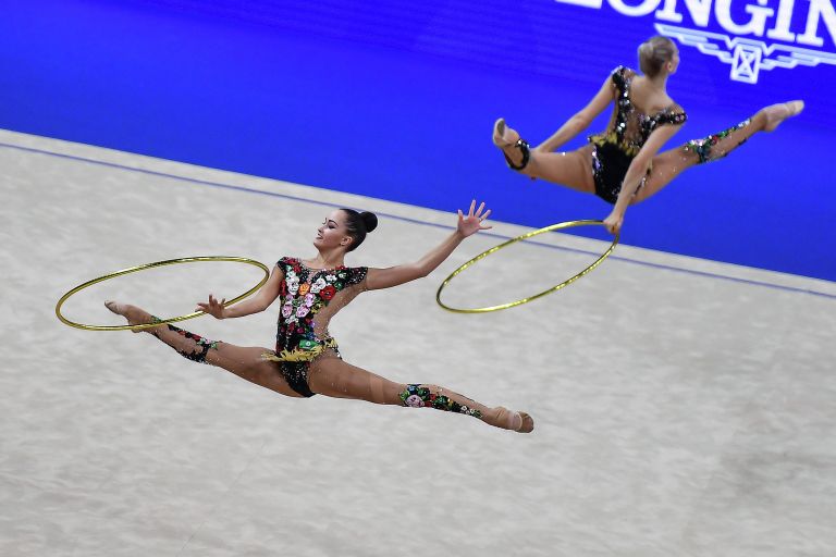 Спортсменки сборной России выполняют упражнения с обручем Спортсменки сборной России выполняют упражнения с обручем