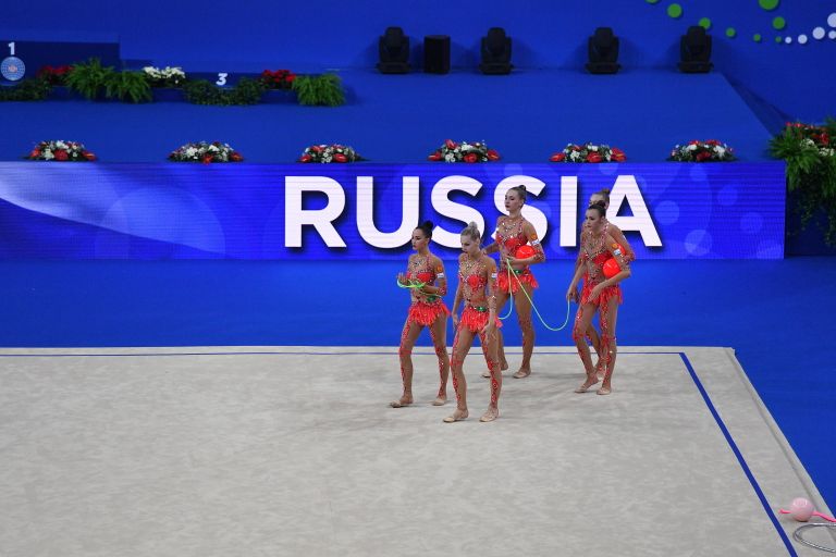 Спортсменки сборной России выполняют упражнения с мячами Спортсменки сборной России выполняют упражнения с мячами