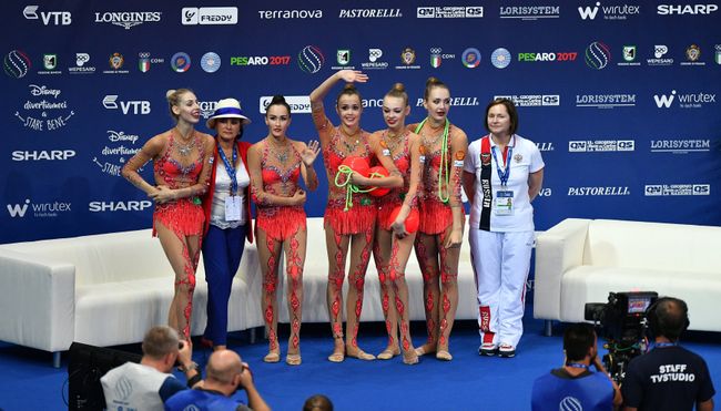 Спортсменки сборной России и президент Всероссийской федерации художественной гимнастики Ирина Винер-Усманова (вторая слева)
